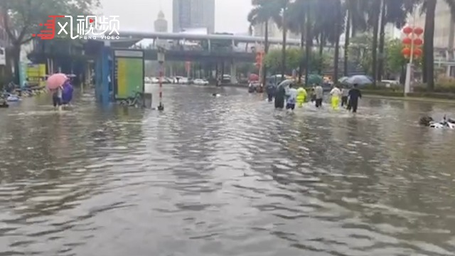 广东佛山普降大雨，全城水位越来越高，市民在水中艰难前行