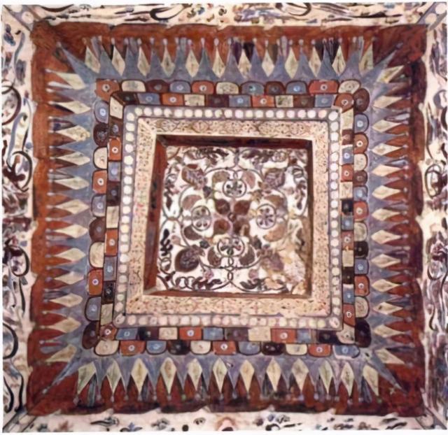 艺术“天花板”：敦煌壁画中的葡萄石榴藻井