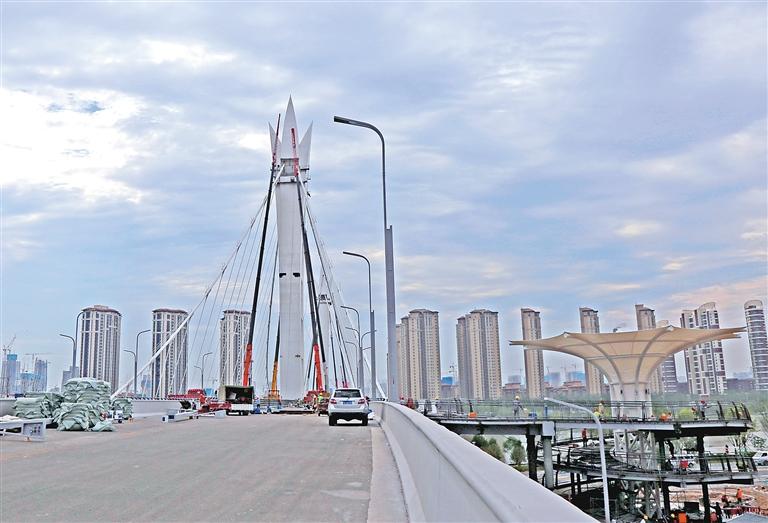 正在进行收尾工作的灞河元朔大桥。（记者 谢伟 摄）