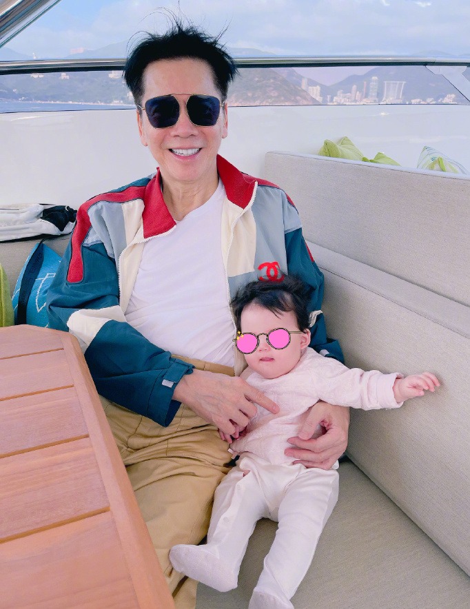 向华强与孙女合影.