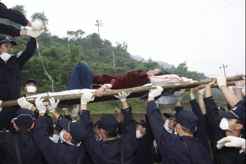 迎着危险上，无愧于“战狼”称号