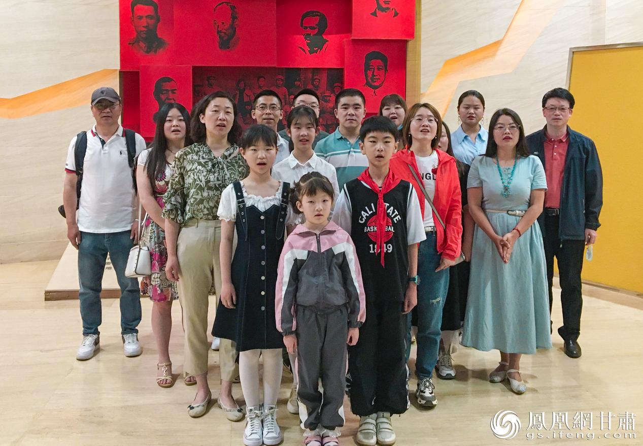 兰州市网络名人公益行活动参与者传唱红色歌曲《唱支山歌给党听》 吴永隆 摄