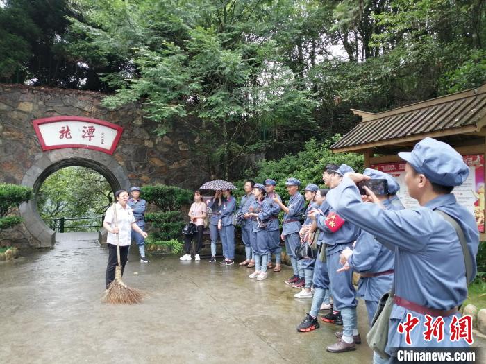 图为江满凤在景区给游客唱歌。　受访者 供图