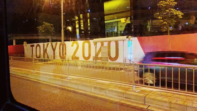 新国立竞技场附近竖起了醒目的奥运会围栏。受访者供图