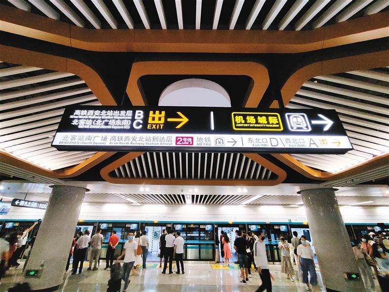 机场城际线与地铁14号线在地铁北客站站实现无缝衔接，方便市民出行。 首席记者 王健 摄
