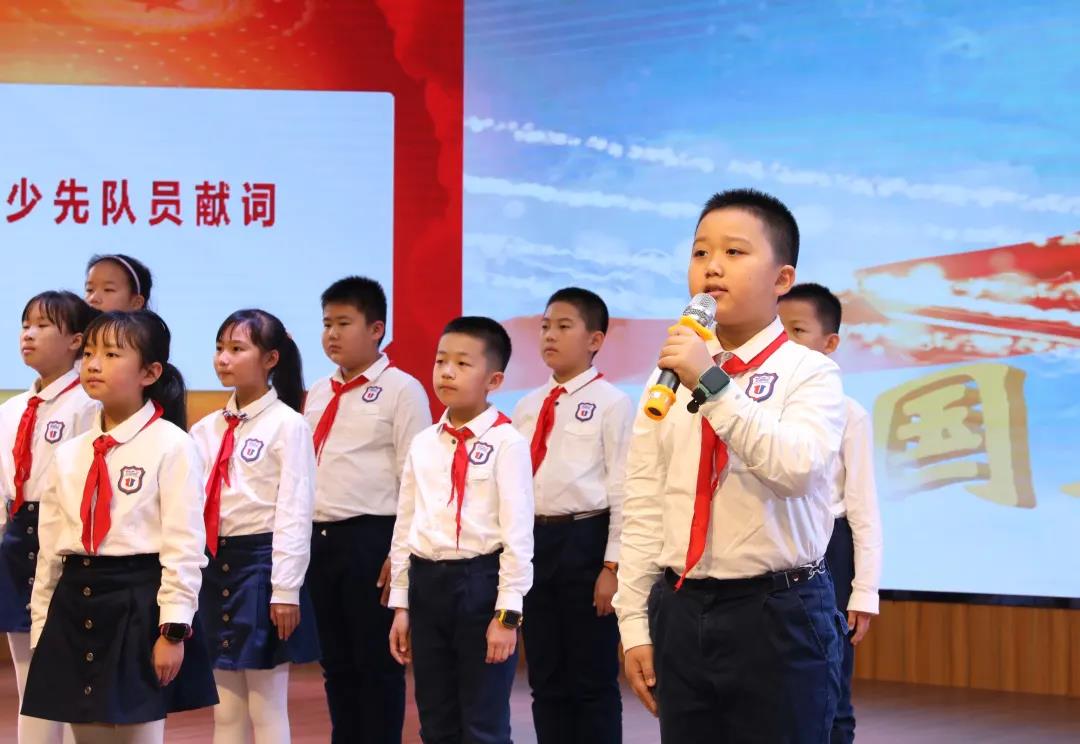 正在台上主持的孙翊博