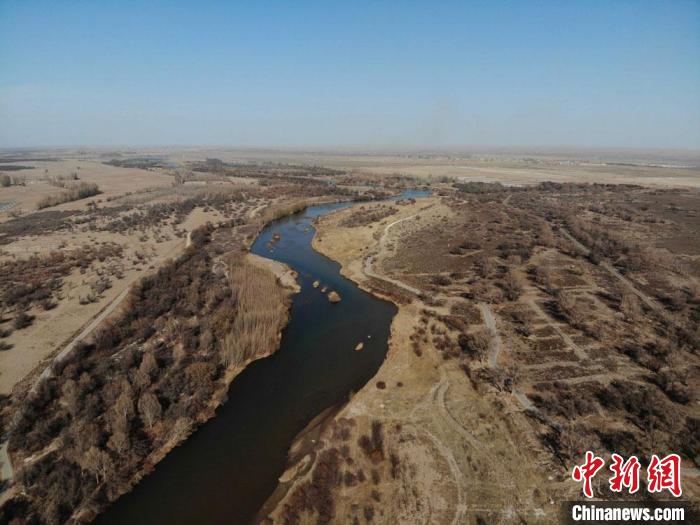 图为航拍镜头下的甘肃省武威市民勤县石羊河蔡旗断面水域。(资料图) 杨艳敏 摄