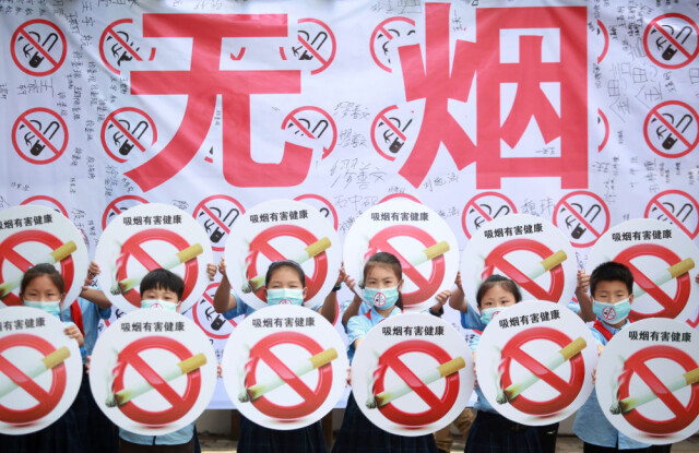 2021年5月28日，江苏省扬州市东关小学的学生手持禁烟标志进行无烟宣传 新华社发（孟德龙 摄）