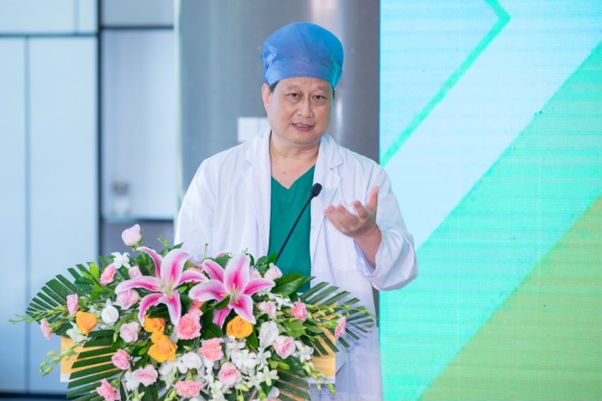 (复旦大学运动医学研究所所长陈世益介绍手术情况 主办方供图)