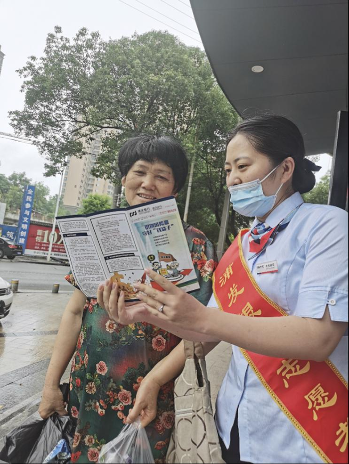 浦发银行武汉分行持续开展“普及金融知识万里行”及守住“钱袋子”宣传活动