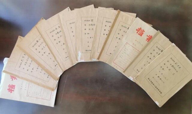 华北军区烈士陵园保存的11份湘籍烈士档案（6月18日摄）。本报记者周楠摄