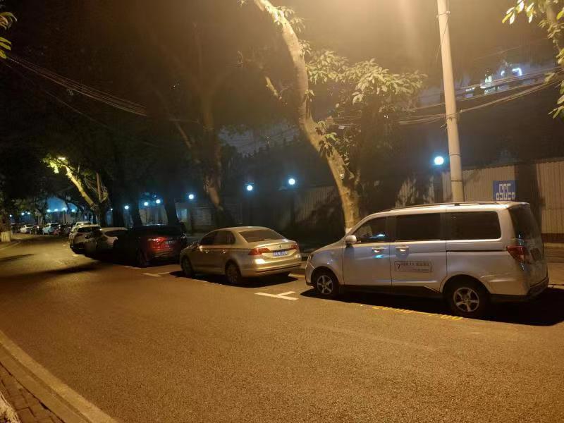 我为群众办实事渝中警方增设夜间限时停车位缓解老旧小区停车难问题