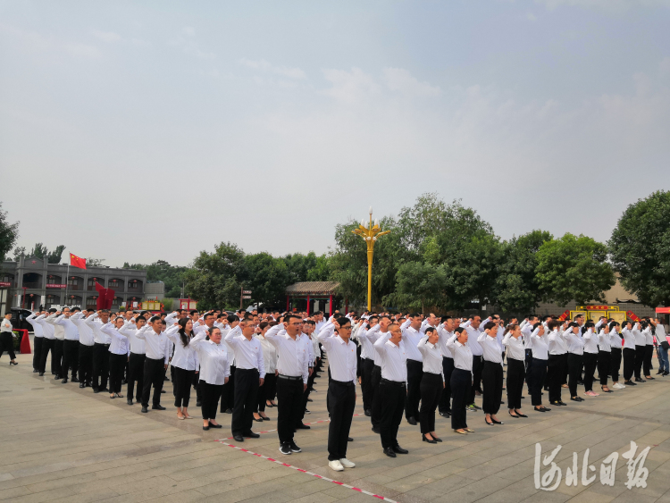 6月23日,衡水市200名新党员代表参加宣誓仪式。图为活动现场。河北日报通讯员周景虎摄