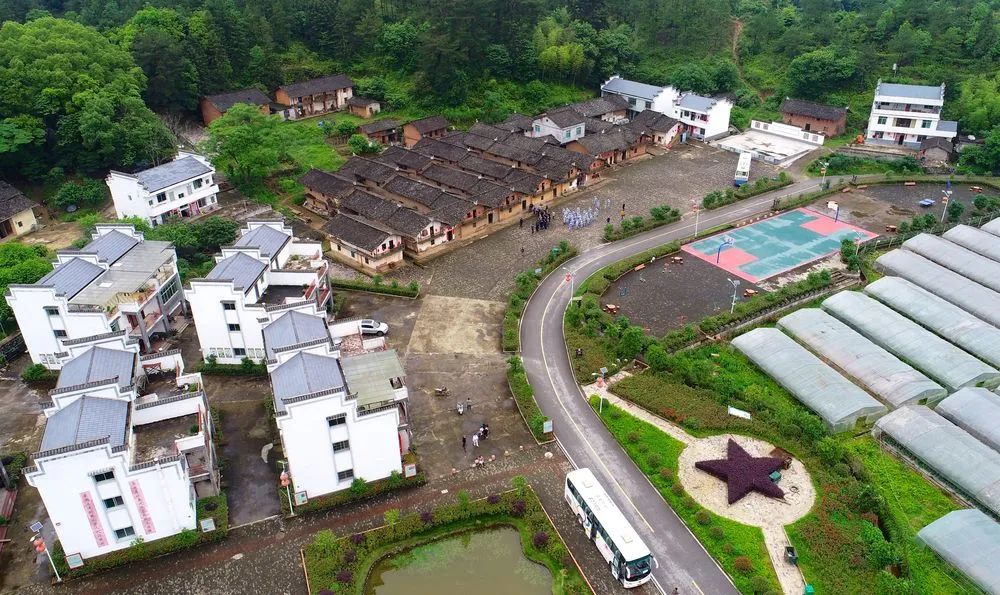 这是无人机拍摄的江西华屋村。（2019年5月6日摄）。新华社记者胡晨欢摄