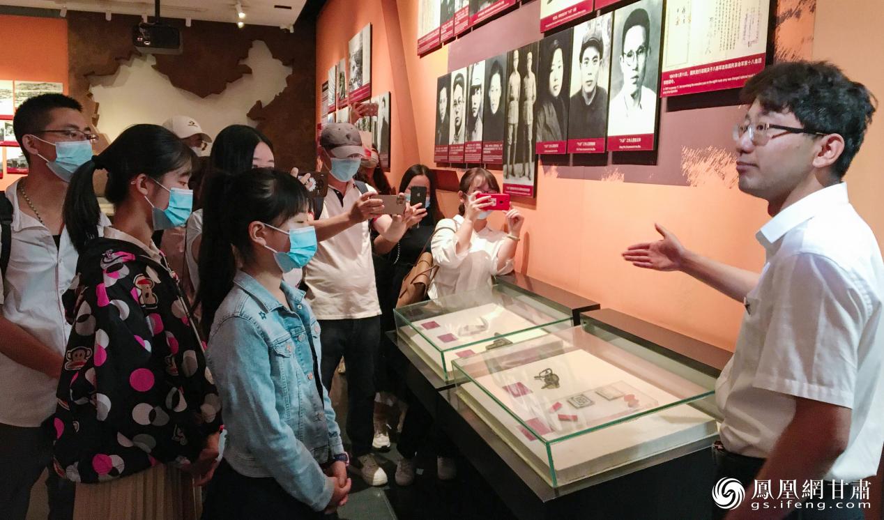 讲解员解读“红军年代的宣传鼓动家”彭加伦的眼镜故事 吴永隆 摄