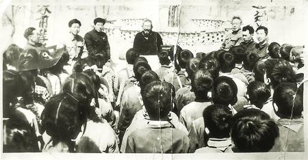 陈榆林老人生前为学生讲述红军的故事（资料图）