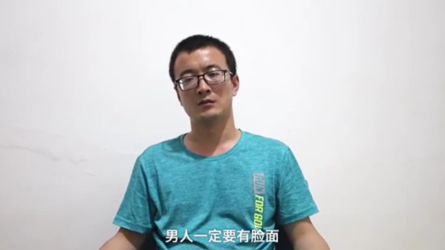 父亲为儿子彩礼钱给亲家下跪：打工凑钱 宁愿自己受委屈_凤凰网