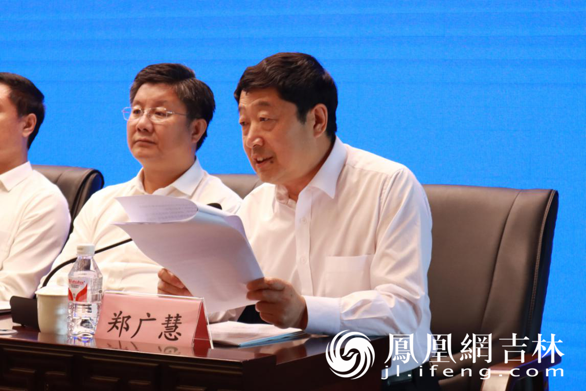 长春市政府副秘书长郑广慧通报农博会有关情况。 龙晓宁 摄