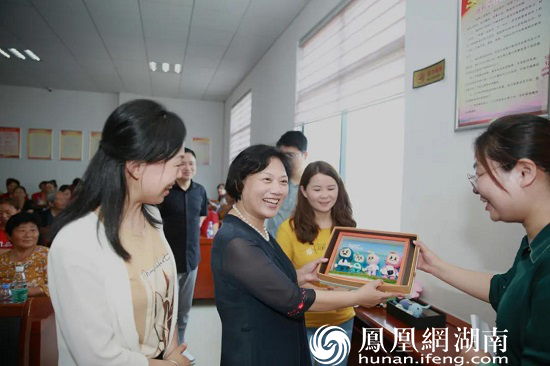 走访社区“柳柳”手工编织听民声