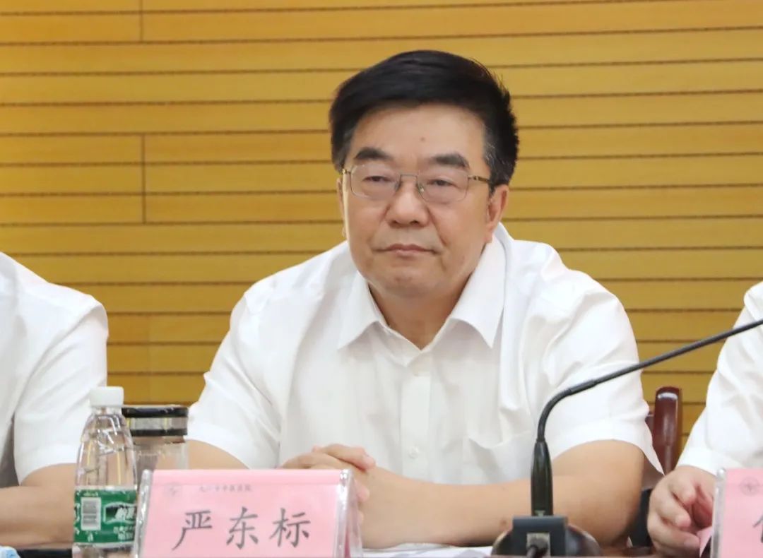 严东标宣读《关于表彰2020-2021年度优秀共产党员、优秀党务工作者、先进基层党组织的决定》