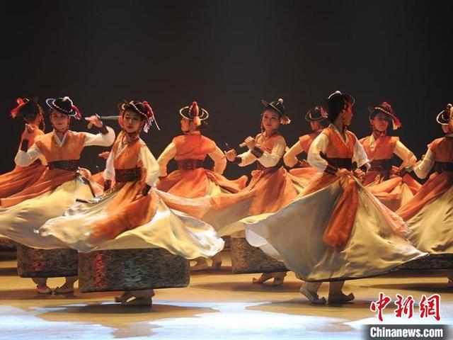 演员身着民族服饰演绎朝鲜族传统舞蹈　刘栋　摄