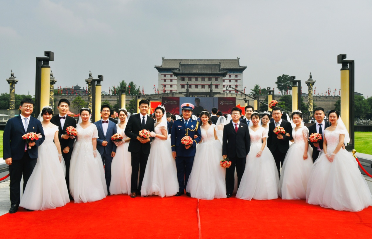 2021西安城墙大型公益集体婚礼新人合影