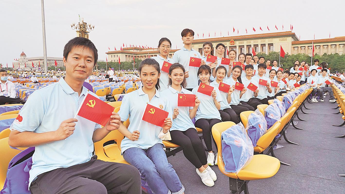 湖北恩施人、北京舞蹈学院老师肖杰(左一)带领学生参加庆祝活动。