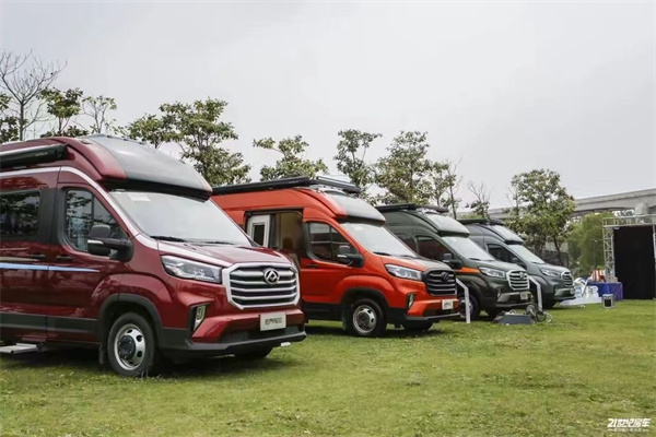 瑞弗启界R600房车，小顶也有大空间    