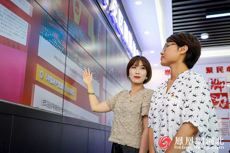 图为融媒体中心工作人员利用大屏幕参观浏览VR党史云馆。