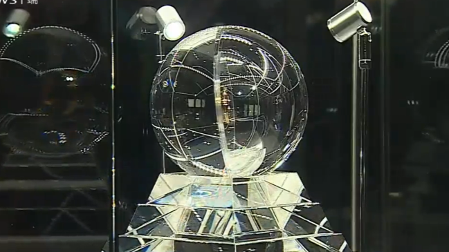 凤凰直击｜“嫦五”带回的月壤首次在香港展出，市民争相参观