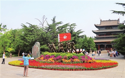 6月29日，在迎泽公园藏经楼前，庆祝中国共产党成立100周年长征主题花坛布置完成。 张昊宇 摄