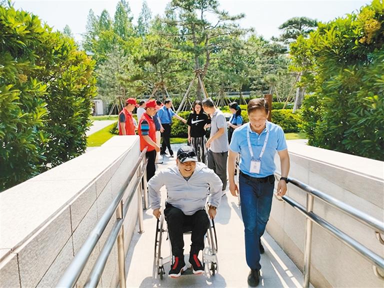 志愿者体验无障碍坡道