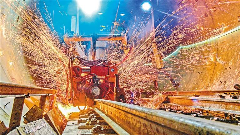 2020年7月,西安地铁14号线一期工程全线轨通。(资料图片)