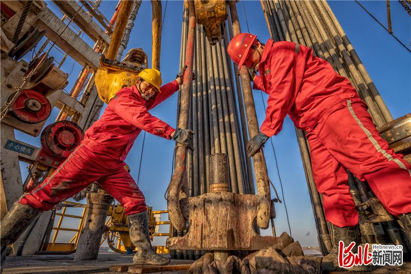 近日,在唐山市马头营凸起区干热岩开发关键技术研究与示范项目现场,工作人员进行干热岩钻探施工。 河北日报通讯员游伟摄