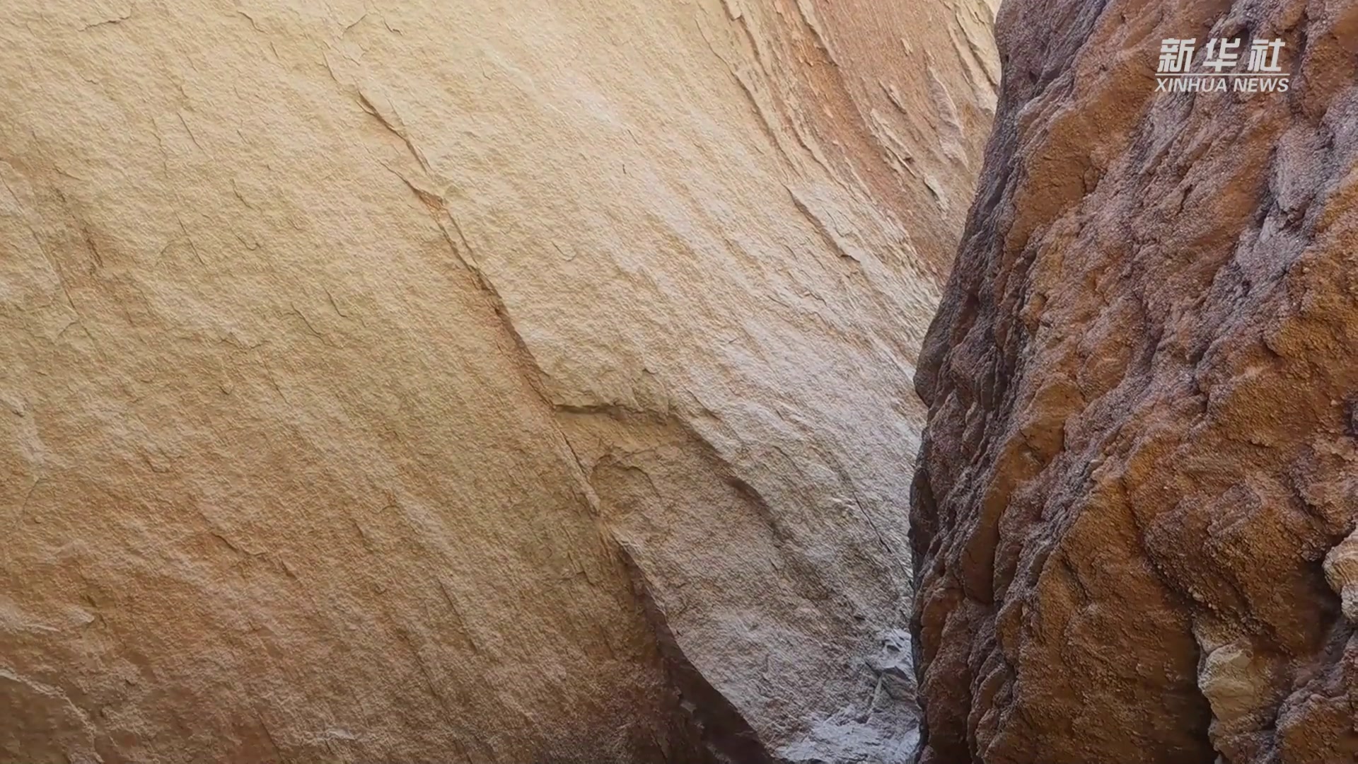 穿越新疆神秘峡谷 领略自然鬼斧神工
