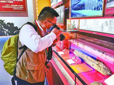 抗美援朝战斗英雄黄继光所获勋章、证书和他牺牲时所在土堡上的横木，吸引了媒体聚焦。