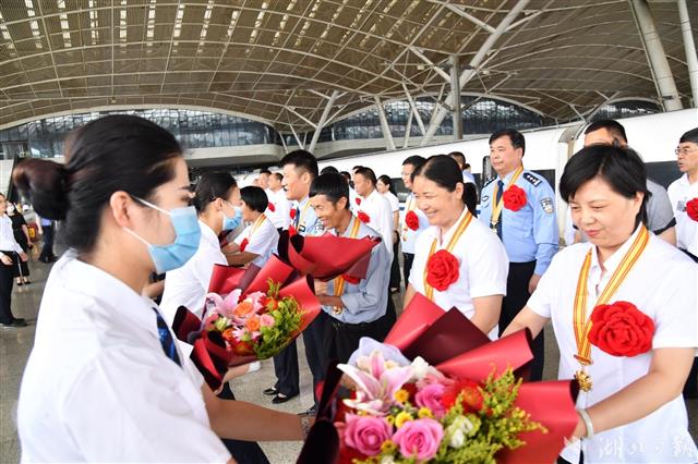 7月2日中午，受邀赴北京出席庆祝中国共产党成立100周年大会的湖北代表，乘坐高铁载誉回到武汉，受到热烈欢迎。 （湖北日报全媒记者 魏铼 摄）