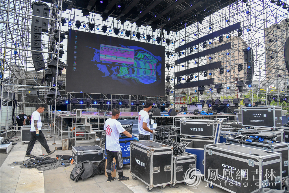 文庙广场演出舞台搭建现场。