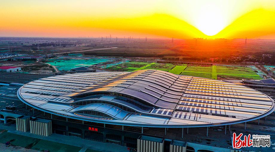 6月10日，无人机航拍雄安高铁站。 河北日报记者耿辉摄