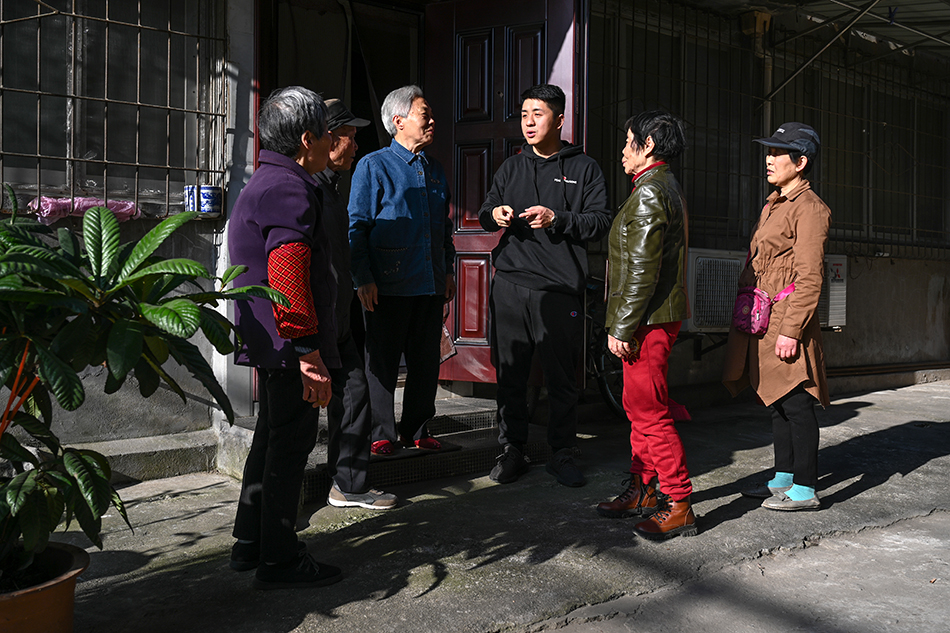 2021年3月25日，南昌，许诺在青山湖区旺角社区实地了解情况。