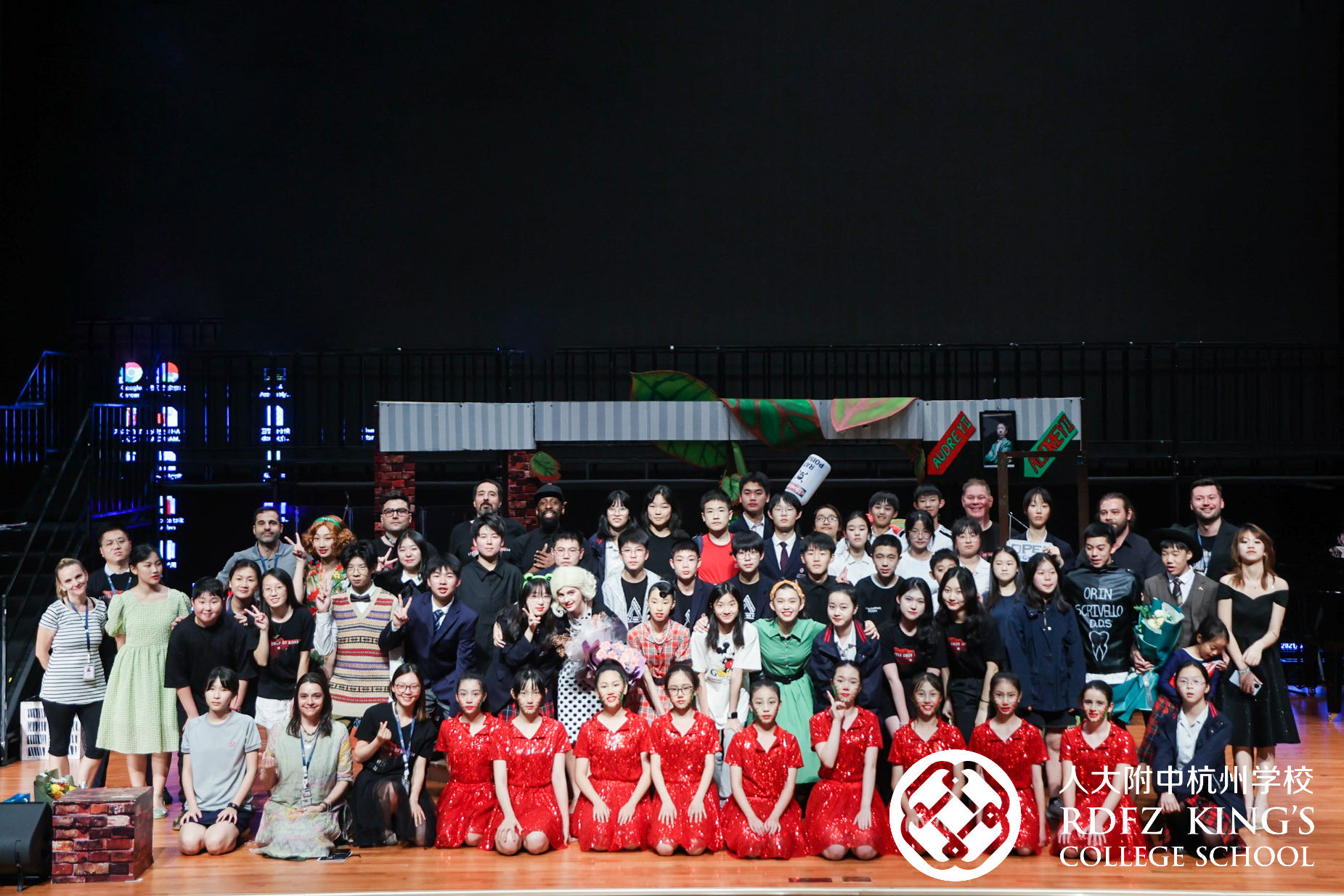 人大附中杭州学校把百老汇音乐剧《疯狂花店》搬到了校园 百余名师生参与其中