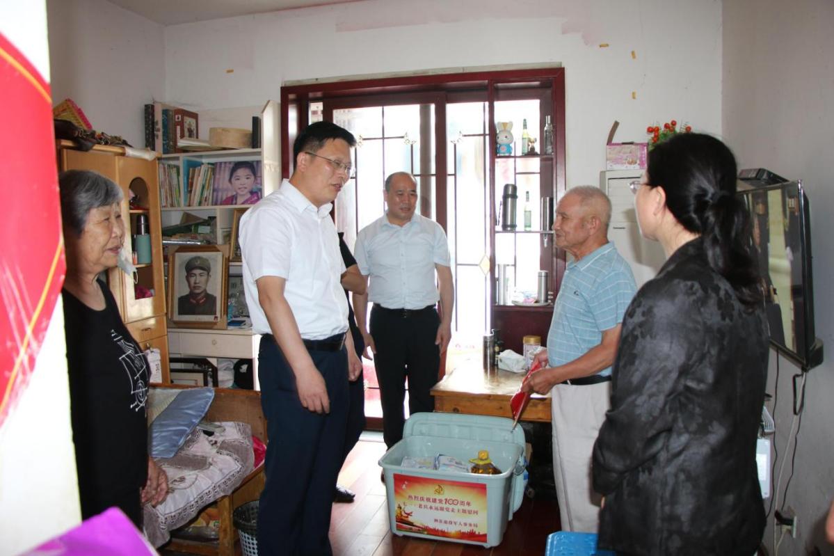 县委常委,政法委书记赵光勇一行首先来到3名参战参试老兵家中,每到一