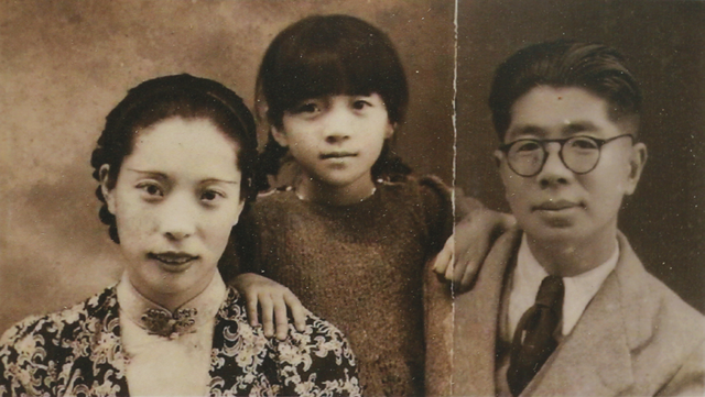 1939年，常书鸿、陈芝秀夫妇和女儿常沙娜在昆明。