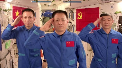 现场！神十二3名航天员在空间站祝党“生日快乐”