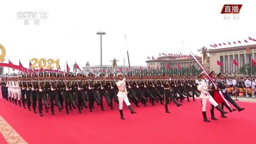 礼兵伴随百响礼炮走过红毯现场_凤凰网视频_凤凰网