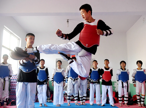 石家庄卓越中学跆拳道兴趣班的学生在进行训练