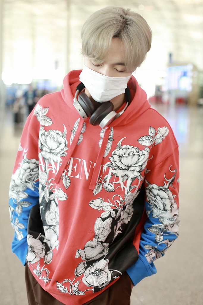 张艺兴染金发酷炫吸睛耳机挂脖少年感满分