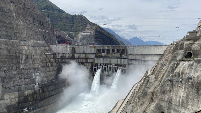 6月28日,白鶴灘水電站首批機組投產發電.