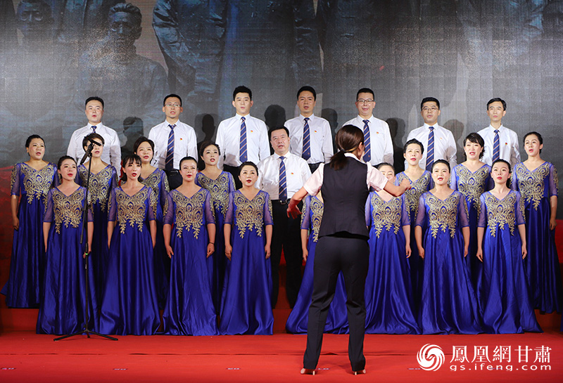 甘肃银行总行会计运营部、个人业务部、网络金融部、信用卡中心联袂出演情景合唱《我宣誓》，气势磅礴，感人肺腑。甘肃银行供图