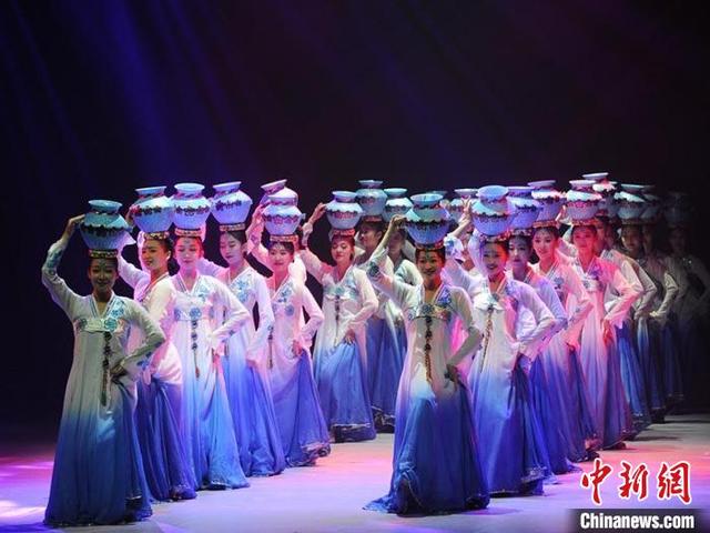 朝鲜族传统顶罐舞 刘栋 摄